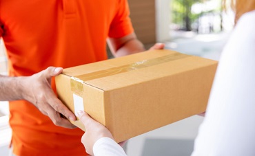 Cliente recibiendo su compra traída de USA a Perú